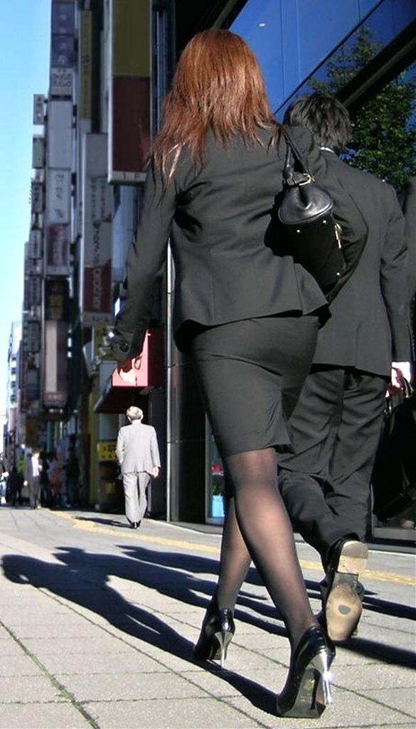 【街撮りOLエロ画像】街中でスーツ姿の美女を追いかけながらお尻を執拗に激写ｗｗｗ-17