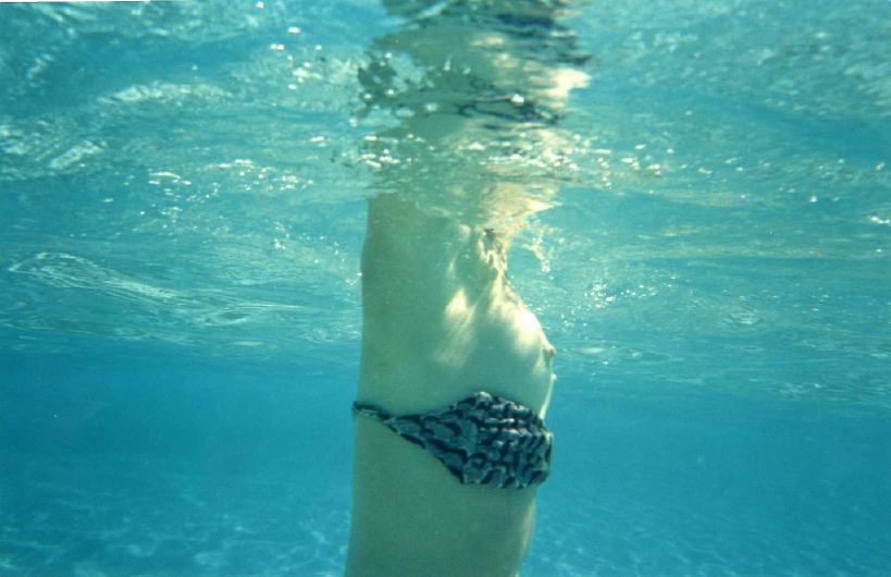 【ハプニングエロ画像】プールで素人娘のビキニ水着がズレておっぱいポロリ目撃でラッキーｗｗｗ-05