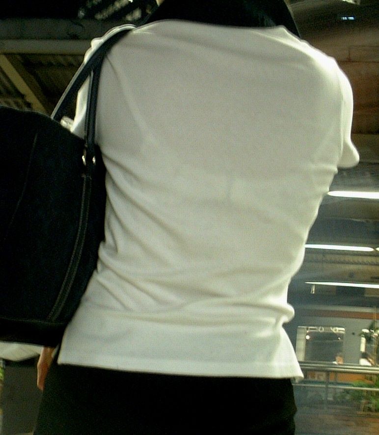 【透けブラOLエロ画像】働くお姉さんの白ブラウスの背中に浮かぶブラ線がそそるｗｗｗ-03