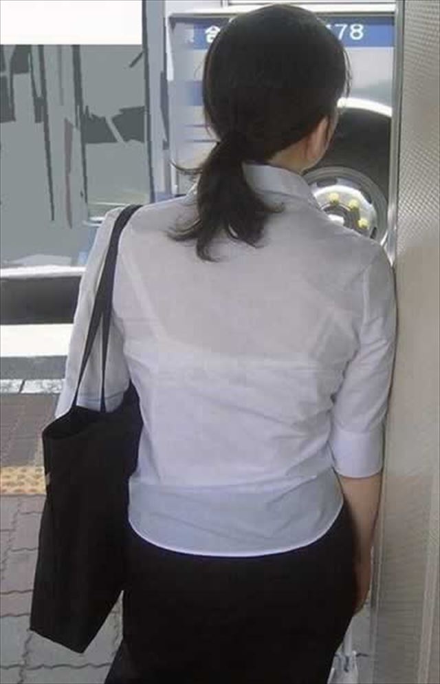 【透けブラOLエロ画像】働くお姉さんの白ブラウスの背中に浮かぶブラ線がそそるｗｗｗ-05