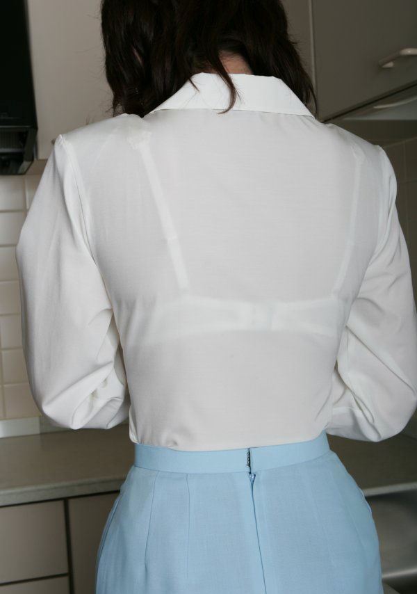 【透けブラOLエロ画像】働くお姉さんの白ブラウスの背中に浮かぶブラ線がそそるｗｗｗ-09
