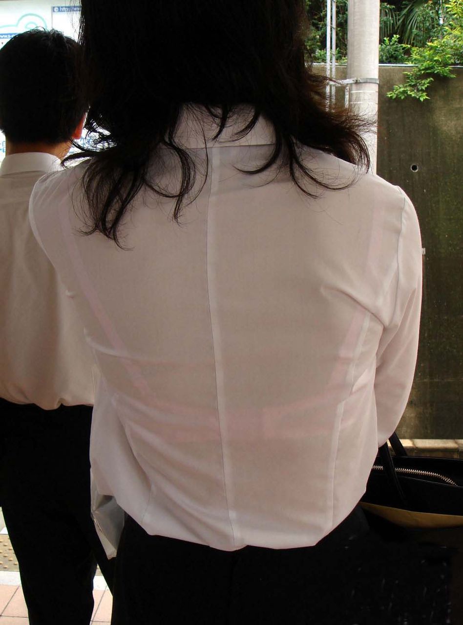 【透けブラOLエロ画像】働くお姉さんの白ブラウスの背中に浮かぶブラ線がそそるｗｗｗ-11