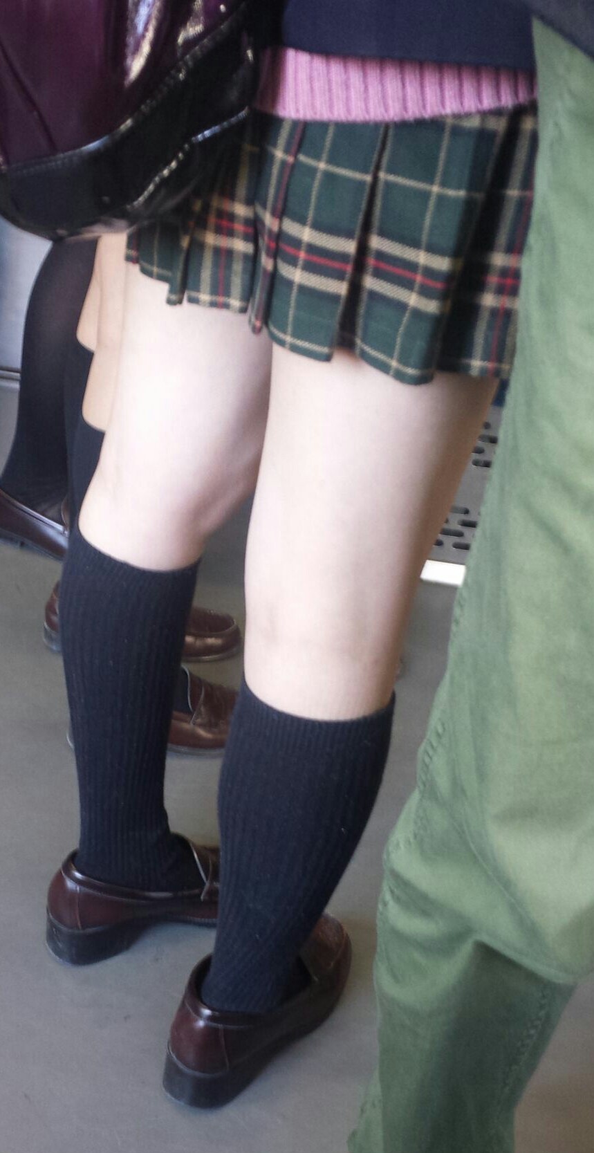 【JK太ももエロ画像】女子校生の健康的なムチムチ生脚のエロさは異常すぎるｗｗｗ-08