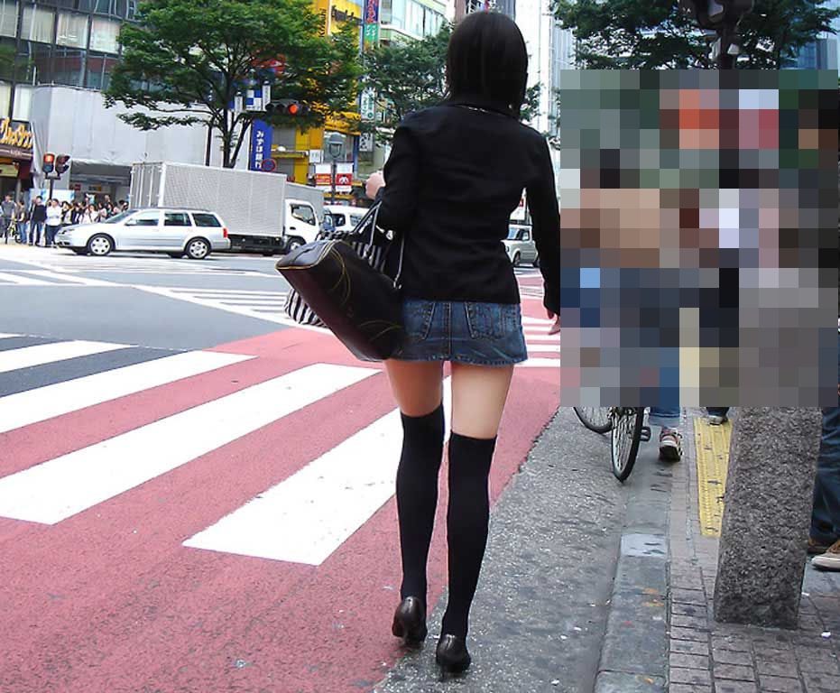 【街撮り美脚エロ画像】短いスカートを履き生脚をさらけ出す素人女子の下半身に二度見必至ｗｗｗ-09