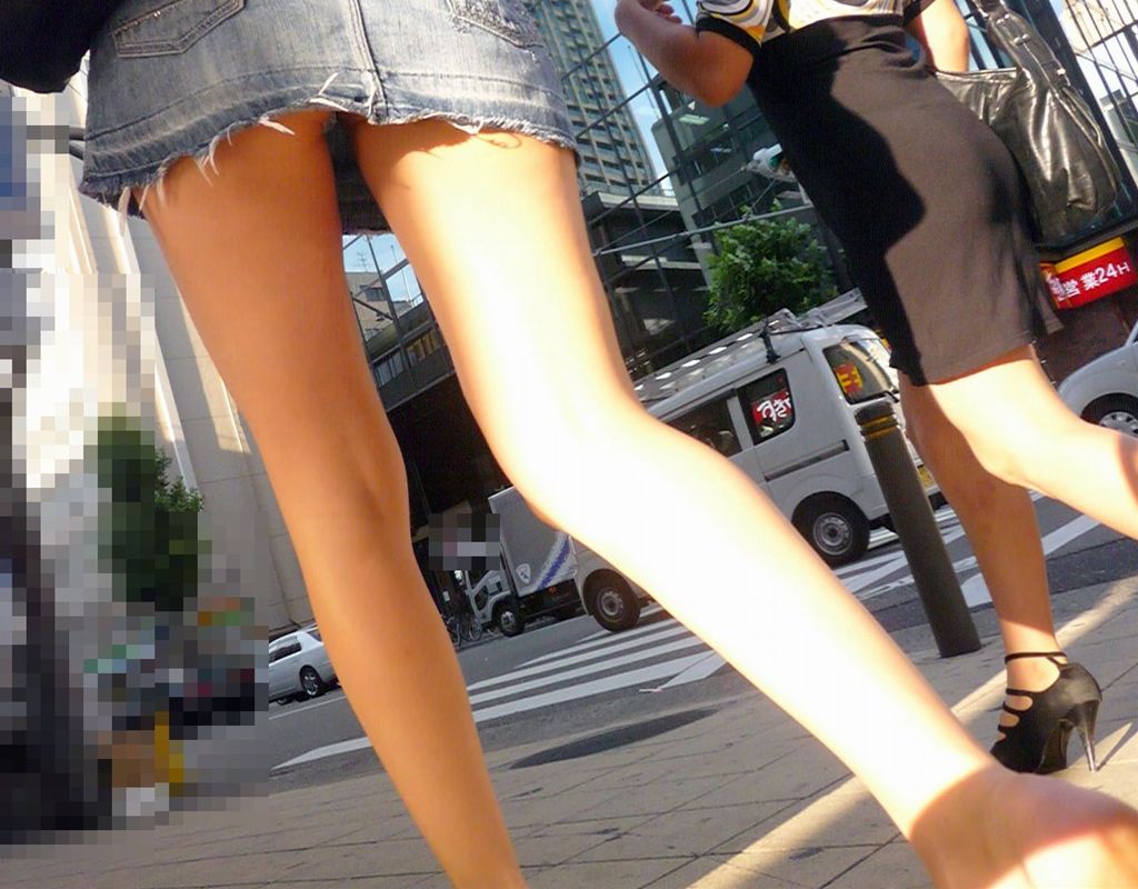 【街撮り美脚エロ画像】短いスカートを履き生脚をさらけ出す素人女子の下半身に二度見必至ｗｗｗ-12