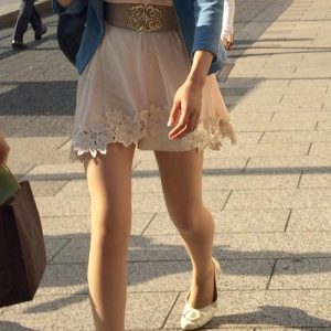 【街撮り美脚エロ画像】短いスカートを履き生脚をさらけ出す素人女子の下半身に二度見必至ｗｗｗ