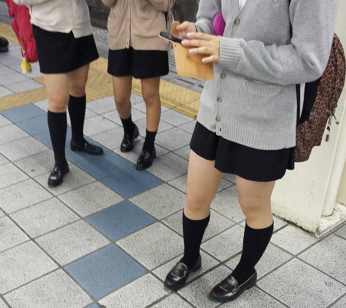 【JK美脚エロ画像】駅のホームで電車待ちのミニスカ制服の生脚太ももに男はムラムラするんですｗｗｗ-01