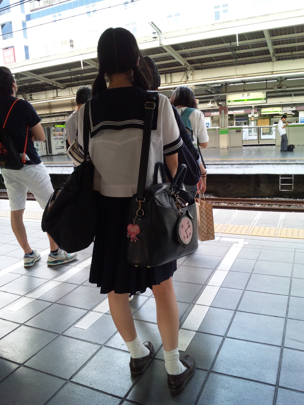 【JK美脚エロ画像】駅のホームで電車待ちのミニスカ制服の生脚太ももに男はムラムラするんですｗｗｗ-02