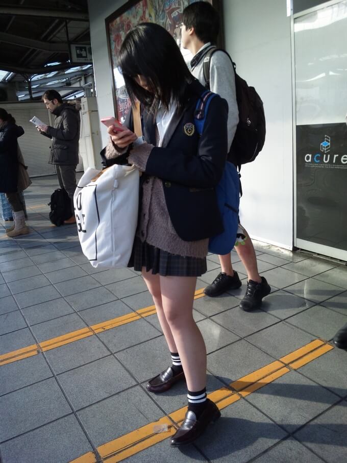 【JK美脚エロ画像】駅のホームで電車待ちのミニスカ制服の生脚太ももに男はムラムラするんですｗｗｗ-06
