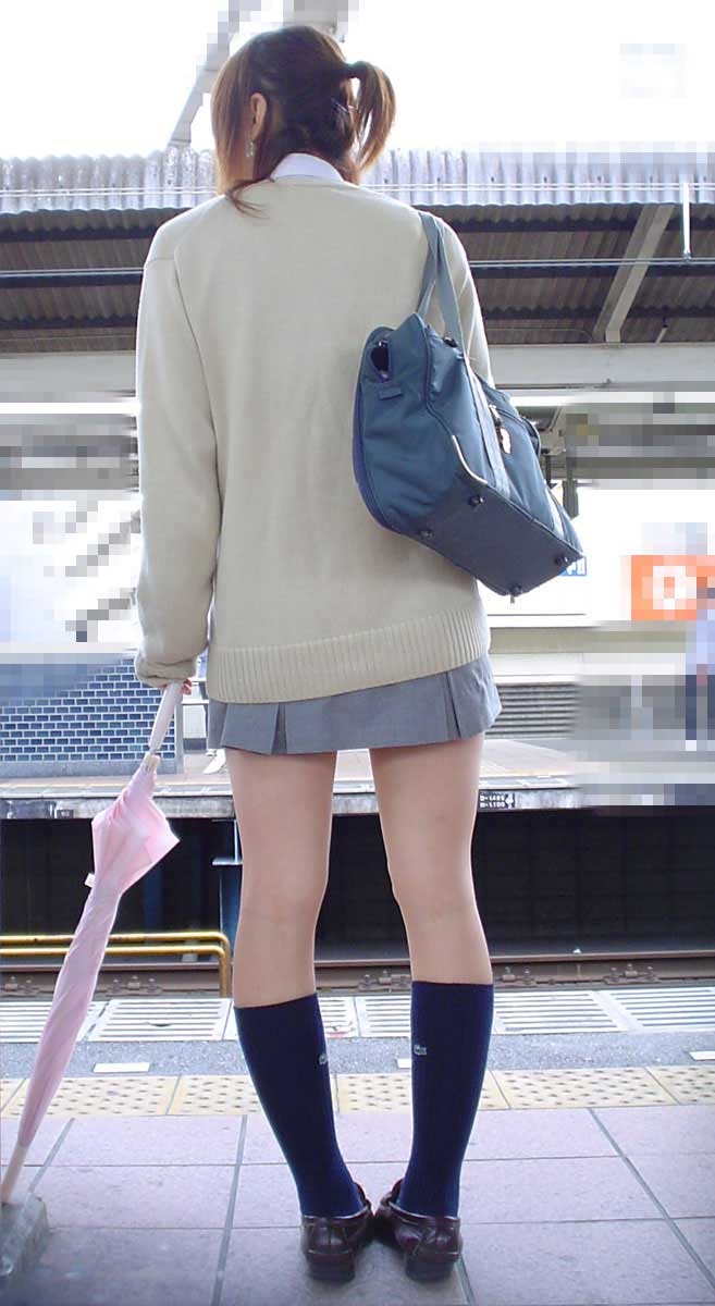 【JK美脚エロ画像】駅のホームで電車待ちのミニスカ制服の生脚太ももに男はムラムラするんですｗｗｗ-07