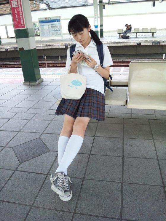 【JK美脚エロ画像】駅のホームで電車待ちのミニスカ制服の生脚太ももに男はムラムラするんですｗｗｗ-13