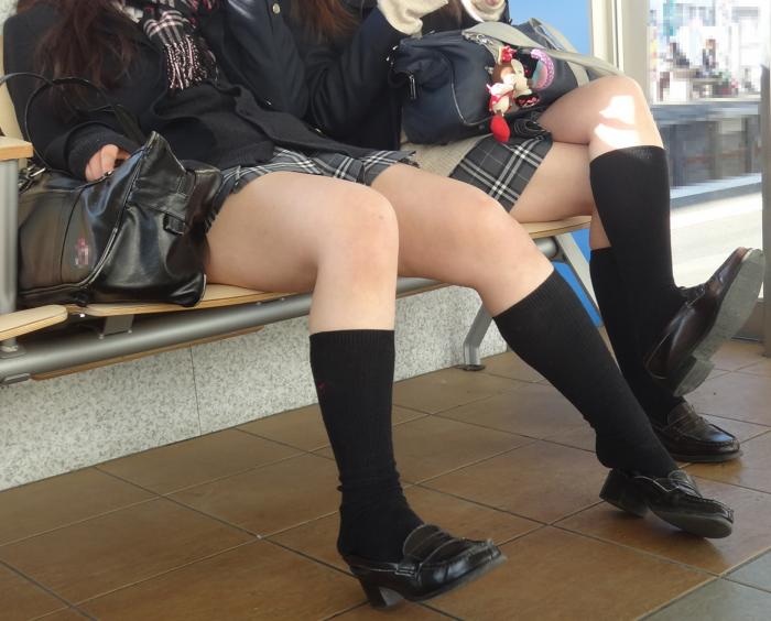 【JK美脚エロ画像】駅のホームで電車待ちのミニスカ制服の生脚太ももに男はムラムラするんですｗｗｗ-14