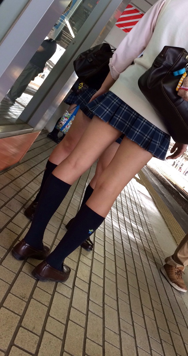 【JK美脚エロ画像】駅のホームで電車待ちのミニスカ制服の生脚太ももに男はムラムラするんですｗｗｗ-15