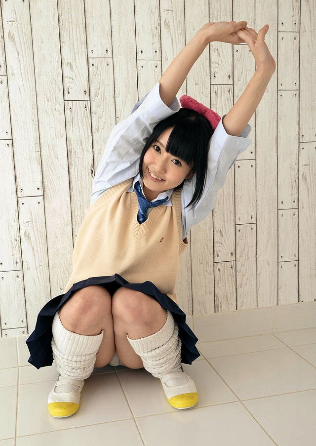 【JKエロ画像】制服女子校生がガバッと足を広げて平気で可愛いパンティをモロ見せｗｗｗ-14