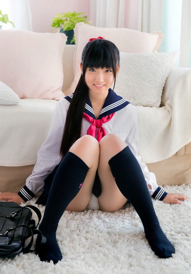 【JKエロ画像】制服女子校生がガバッと足を広げて平気で可愛いパンティをモロ見せｗｗｗ-15