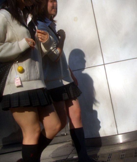 【街撮りJKエロ画像】街で見かけた制服女子校生のミニスカ美脚に見惚れたｗｗｗ-11