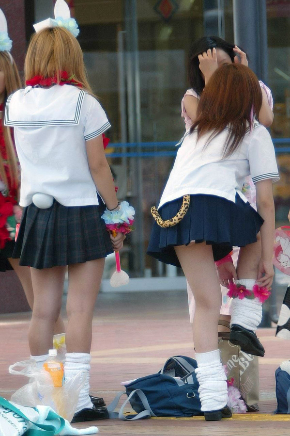 【街撮りJKエロ画像】街で見かけた制服女子校生のミニスカ美脚に見惚れたｗｗｗ-12