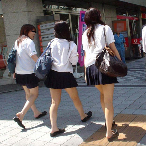 【街撮りJKエロ画像】街で見かけた制服女子校生のミニスカ美脚に見惚れたｗｗｗ