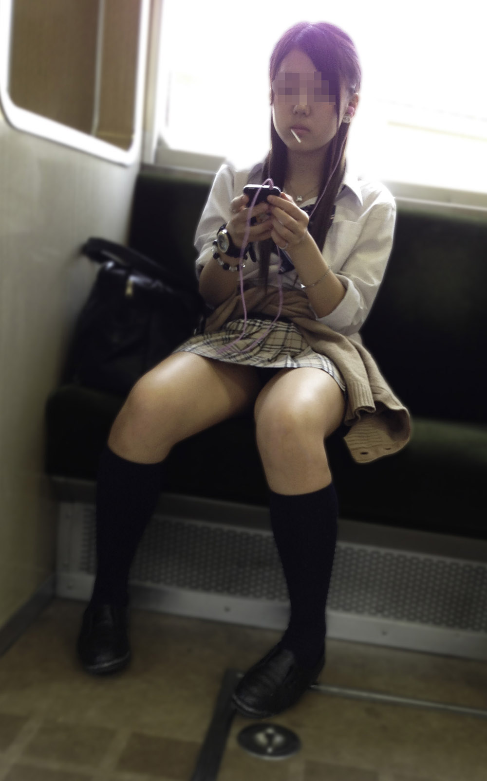 【電車内盗撮エロ画像】デルタゾーンが気になる素人ミニスカお姉さんのセクシー美脚にドキドキするｗｗｗ-09