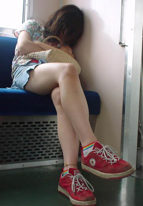 【電車内盗撮エロ画像】デルタゾーンが気になる素人ミニスカお姉さんのセクシー美脚にドキドキするｗｗｗ-10
