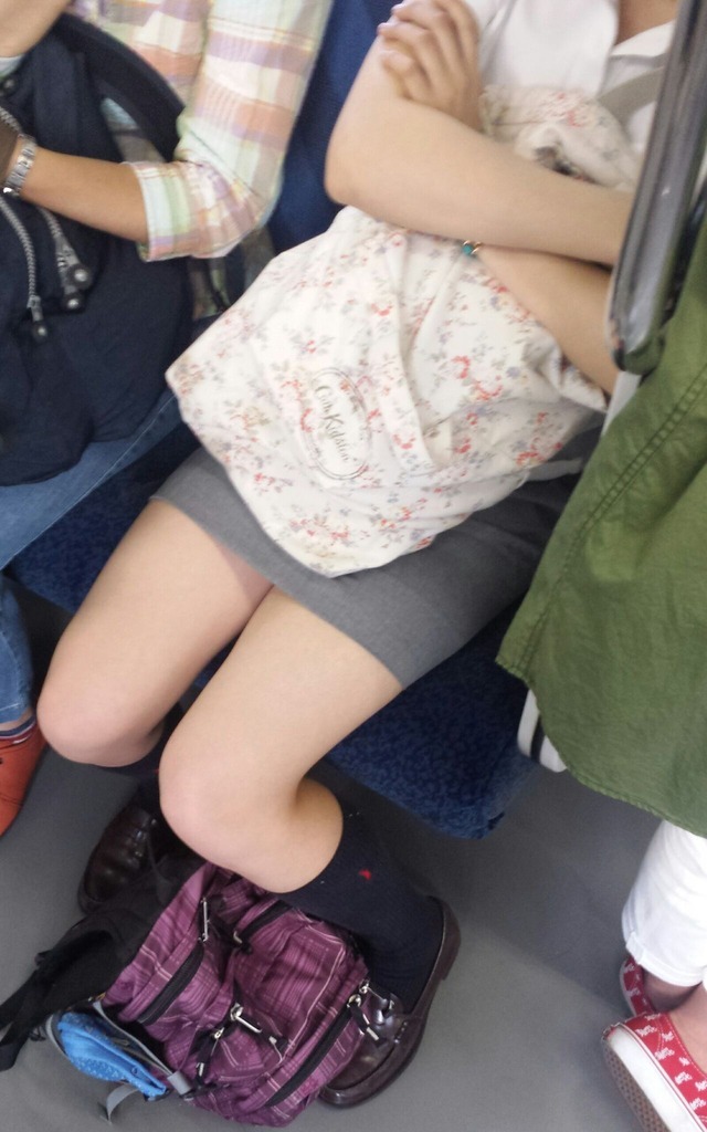 【電車内盗撮エロ画像】デルタゾーンが気になる素人ミニスカお姉さんのセクシー美脚にドキドキするｗｗｗ-16