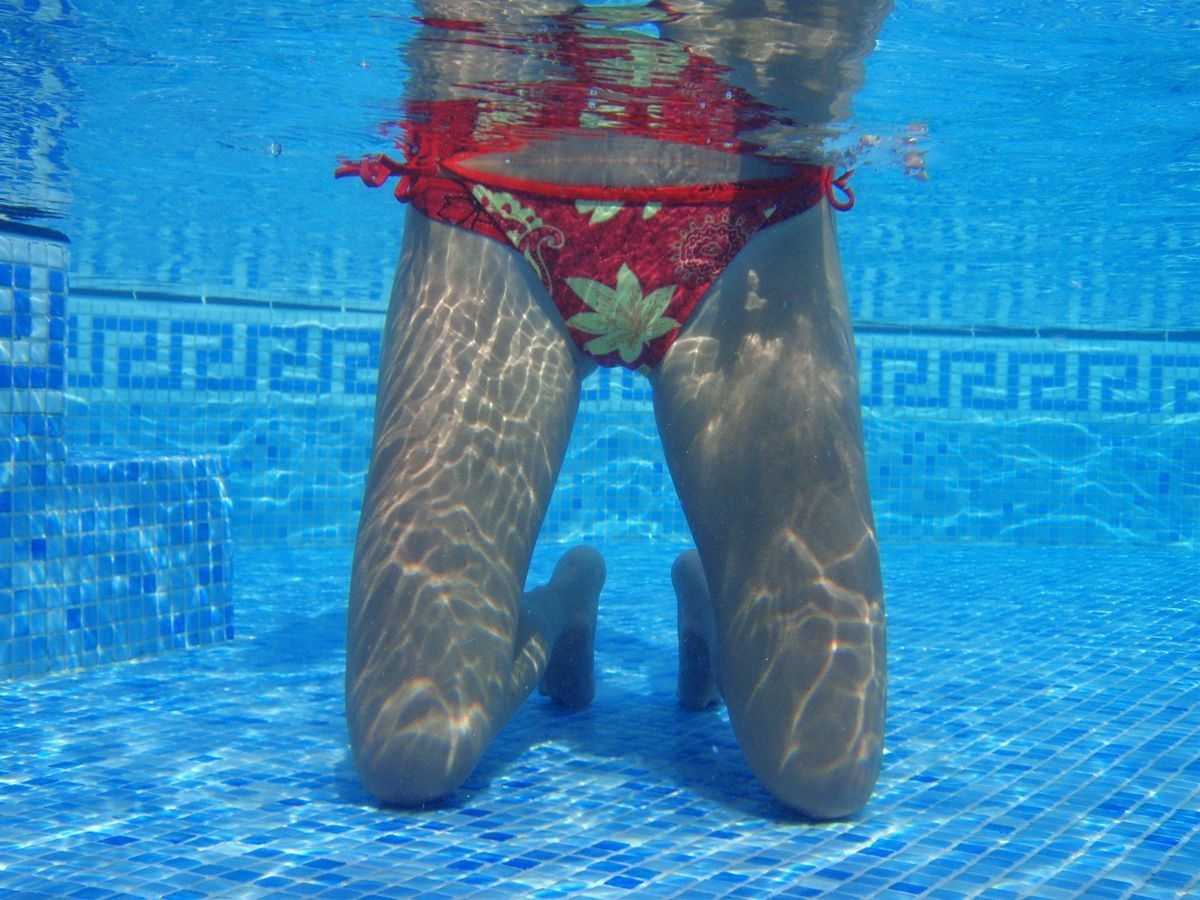 【素人エロ画像】プールの中を水中カメラで撮影するとエッチな光景が広がっていたｗｗｗ-09