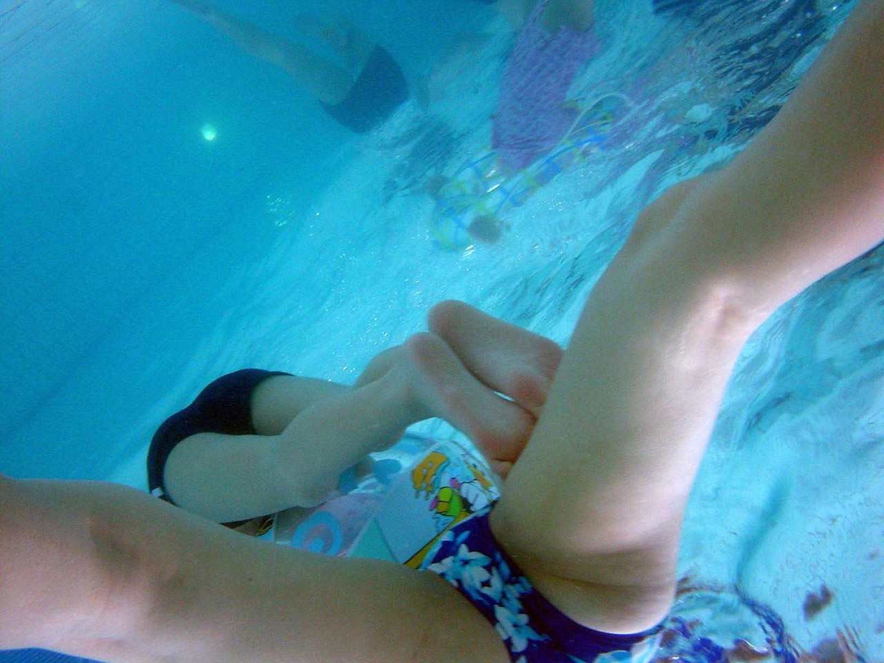 【素人エロ画像】プールの中を水中カメラで撮影するとエッチな光景が広がっていたｗｗｗ-13