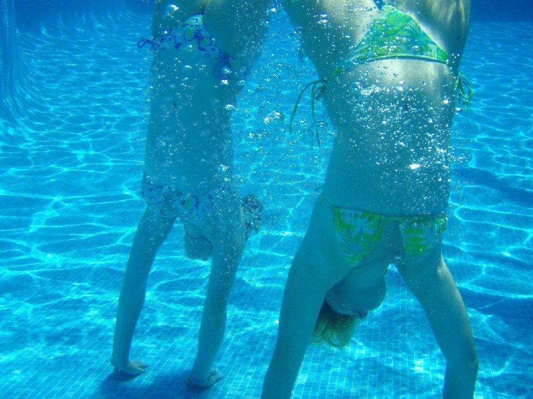 【素人エロ画像】プールの中を水中カメラで撮影するとエッチな光景が広がっていたｗｗｗ-14