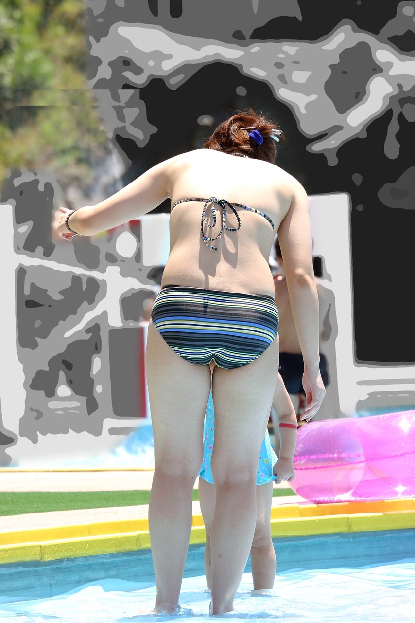 【素人水着エロ画像】プールで発見した色気ムンムンの人妻のだらしない身体にビキニは堪らんぞぉｗｗｗ-03