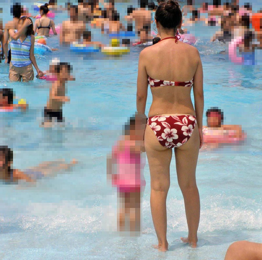 【素人水着エロ画像】プールで発見した色気ムンムンの人妻のだらしない身体にビキニは堪らんぞぉｗｗｗ-14
