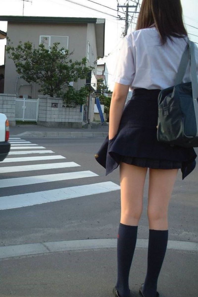 【街撮りJKエロ画像】ミニスカで太ももがスリムで綺麗な足した制服女子校生…脚フェチ必見ｗｗｗ-06