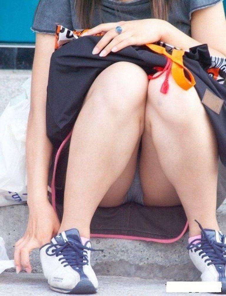 【パンチラエロ画像】街角でミニスカートお姉さんが座りながらパンツを大公開してるｗｗｗ-01