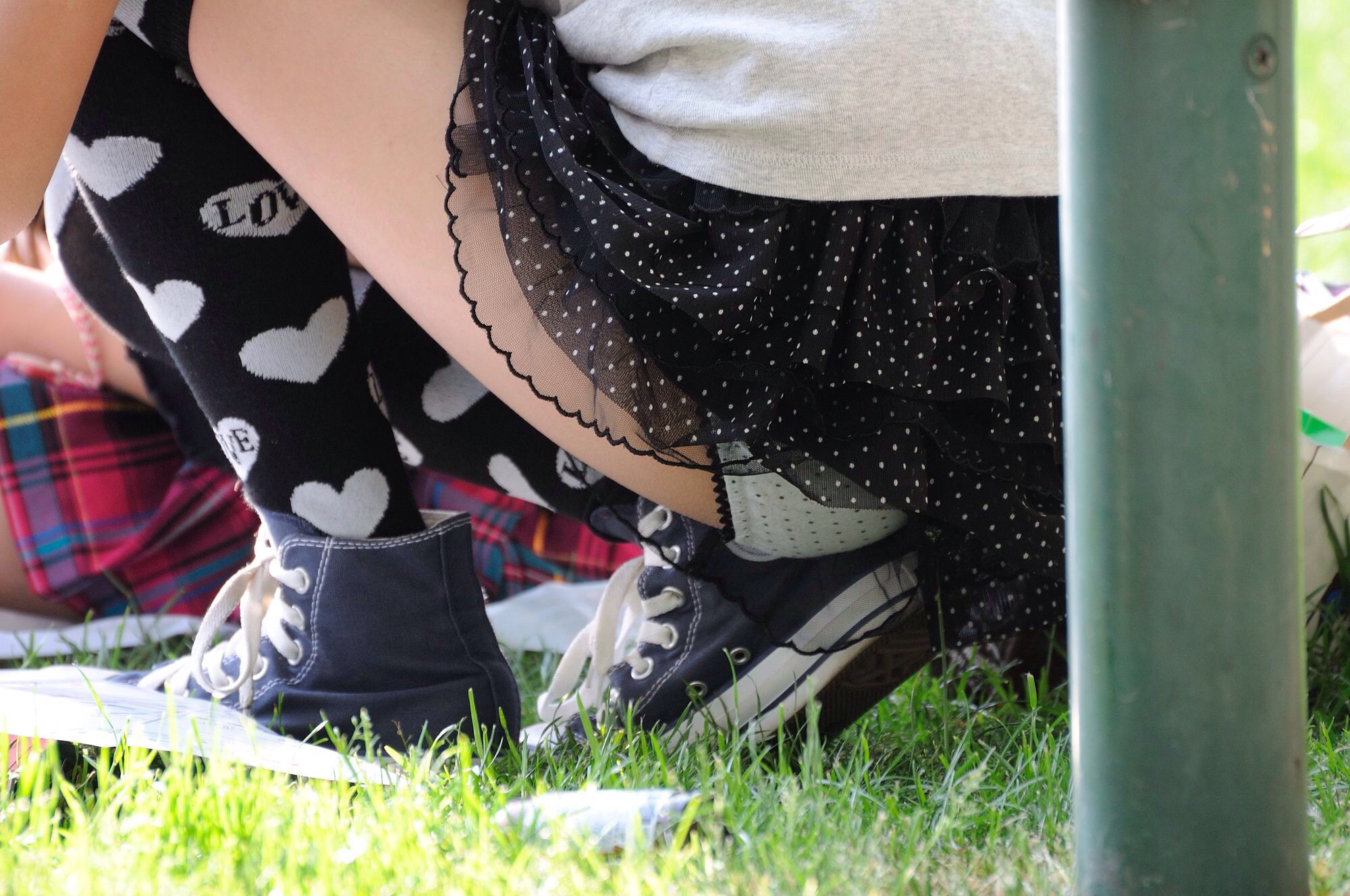 【パンチラエロ画像】街角でミニスカートお姉さんが座りながらパンツを大公開してるｗｗｗ-06