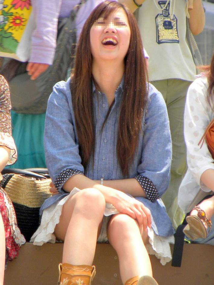 【パンチラエロ画像】街角でミニスカートお姉さんが座りながらパンツを大公開してるｗｗｗ-09