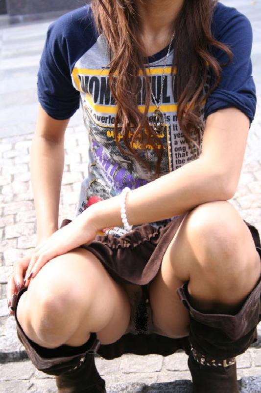 【パンチラエロ画像】街角でミニスカートお姉さんが座りながらパンツを大公開してるｗｗｗ-17