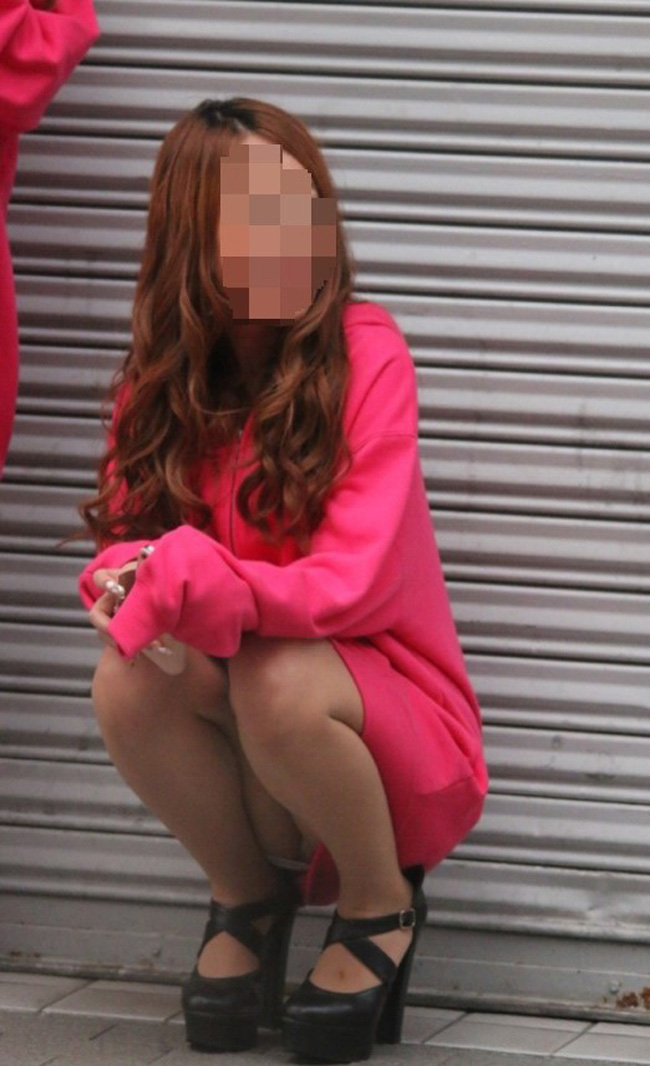 【パンチラエロ画像】街角でミニスカートお姉さんが座りながらパンツを大公開してるｗｗｗ-18