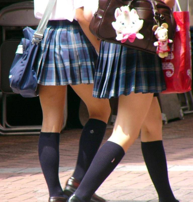 【街撮りJKエロ画像】短いスカートの女子校生の美脚に釘付け…思わず立ち止まって二度見ｗｗｗ-02