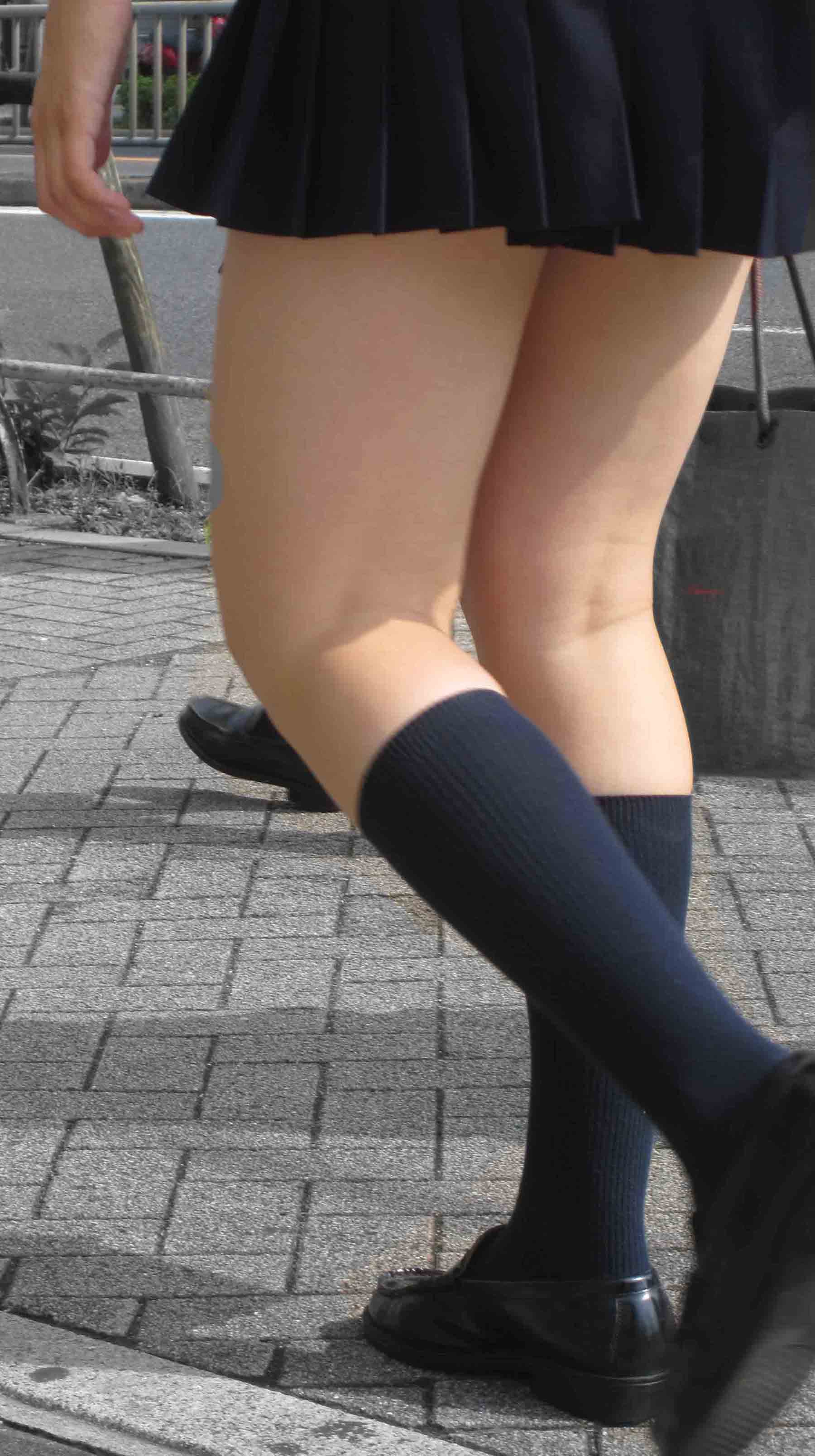 【街撮りJKエロ画像】短いスカートの女子校生の美脚に釘付け…思わず立ち止まって二度見ｗｗｗ-07