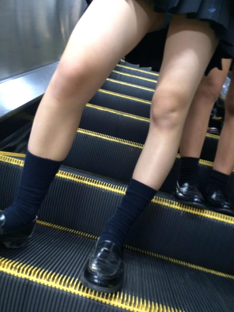 【街撮りJKエロ画像】短いスカートの女子校生の美脚に釘付け…思わず立ち止まって二度見ｗｗｗ-11