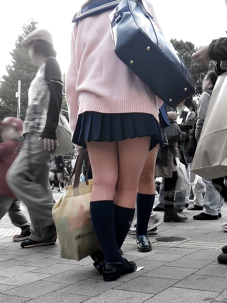 【街撮りJKエロ画像】短いスカートの女子校生の美脚に釘付け…思わず立ち止まって二度見ｗｗｗ-12