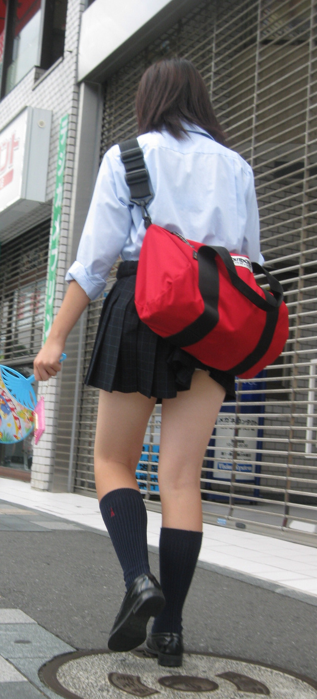 【街撮りJKエロ画像】短いスカートの女子校生の美脚に釘付け…思わず立ち止まって二度見ｗｗｗ-15