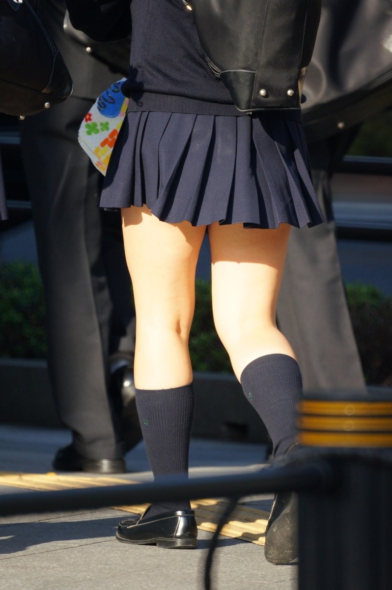 【街撮りJKエロ画像】短いスカートの女子校生の美脚に釘付け…思わず立ち止まって二度見ｗｗｗ-16