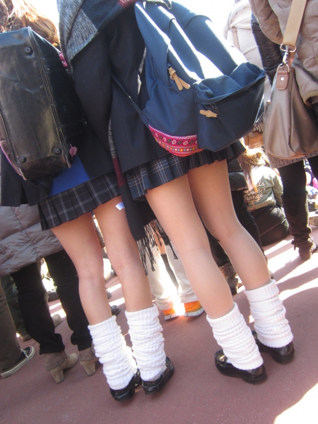 【街撮りJKエロ画像】短いスカートの女子校生の美脚に釘付け…思わず立ち止まって二度見ｗｗｗ-18