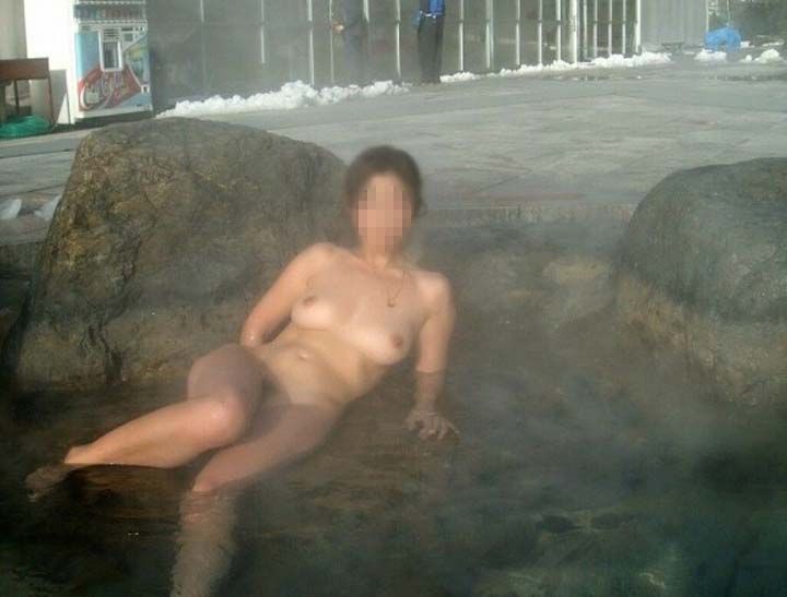 【露天風呂盗撮エロ画像】自然に囲まれた温泉で素人女性たちの全裸を撮影しまくるｗｗｗ-06