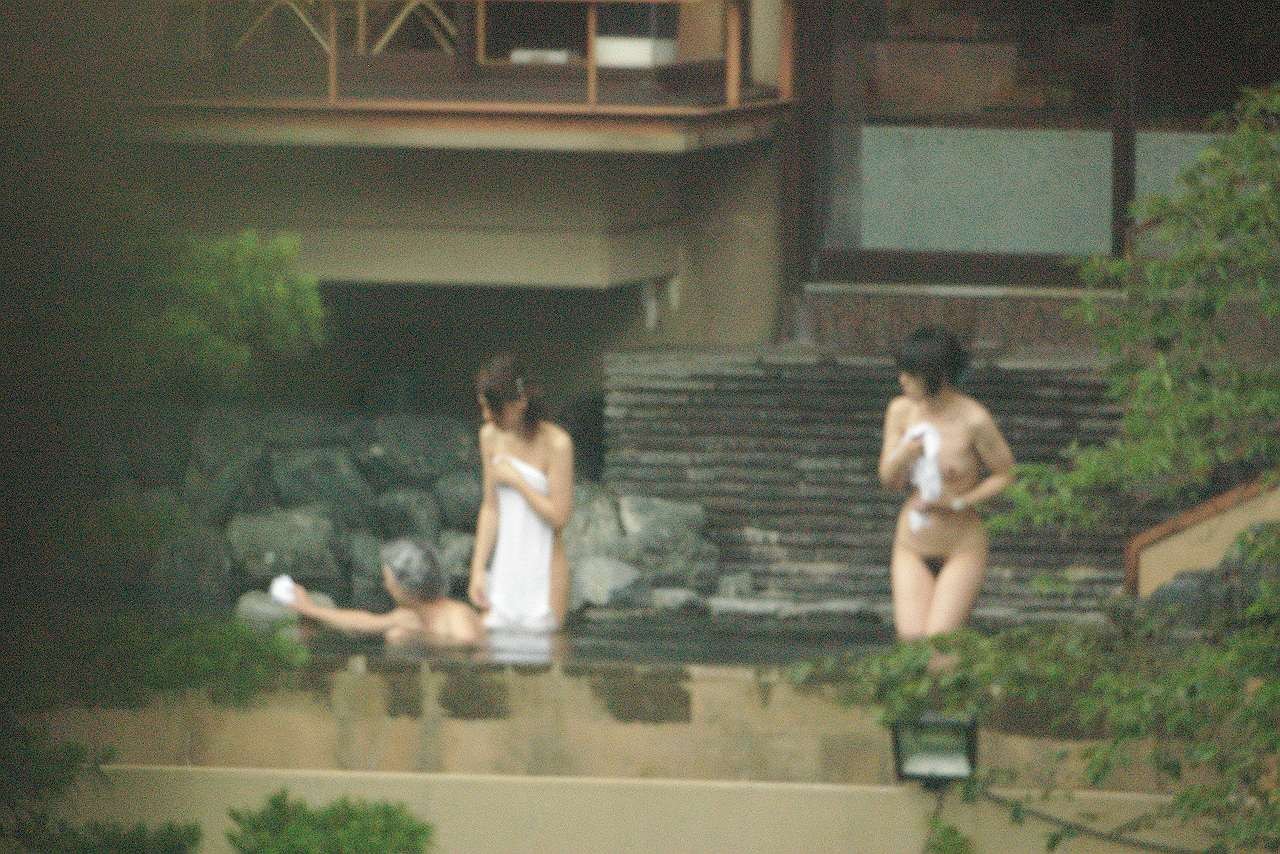 【露天風呂盗撮エロ画像】自然に囲まれた温泉で素人女性たちの全裸を撮影しまくるｗｗｗ-19