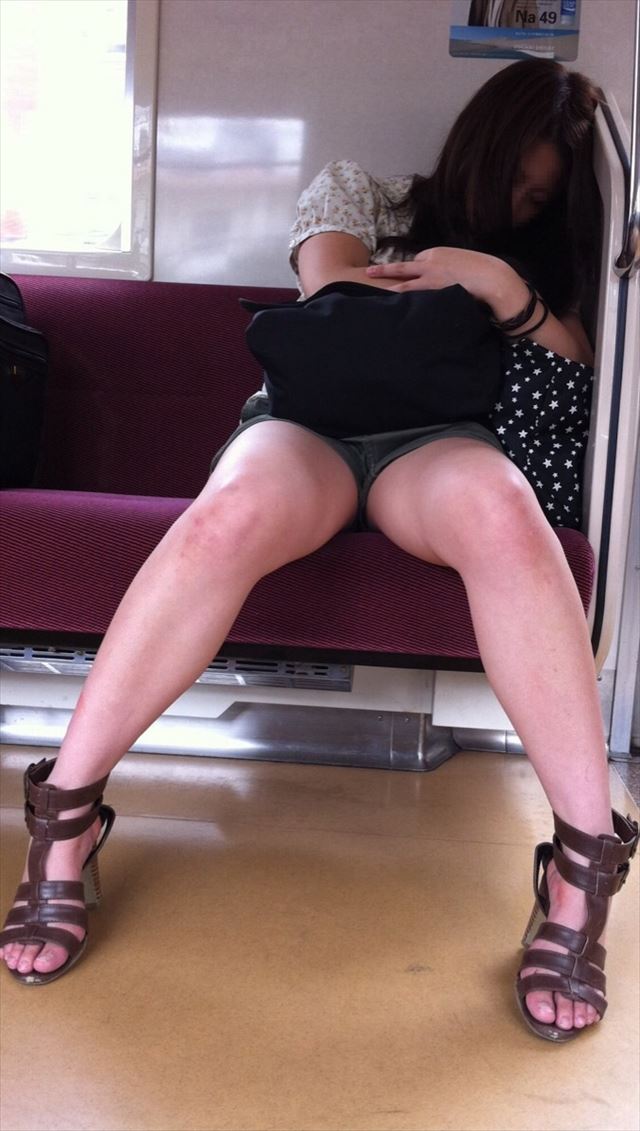 【電車内盗撮エロ画像】ミニスカやショーパンの素人女性が乗っていたら下半身に注目ｗｗｗ-13