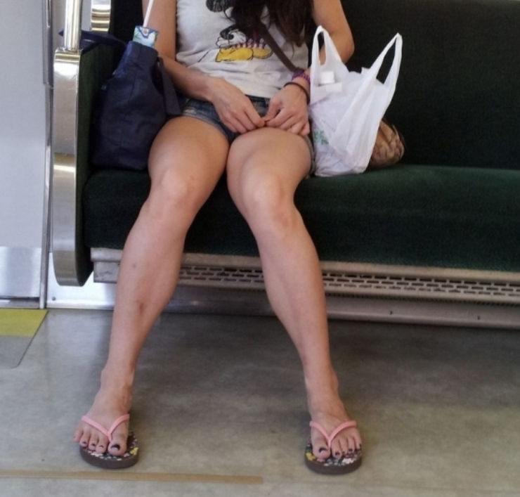 【電車内盗撮エロ画像】ミニスカやショーパンの素人女性が乗っていたら下半身に注目ｗｗｗ-20