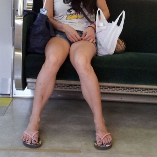 【電車内盗撮エロ画像】ミニスカやショーパンの素人女性が乗っていたら下半身に注目ｗｗｗ