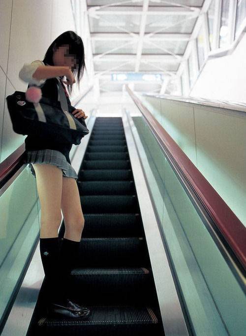 【街撮りJKエロ画像】制服美少女のミニスカの下半身に釘付け…生々しくて瑞々しい生足ｗｗｗ-05