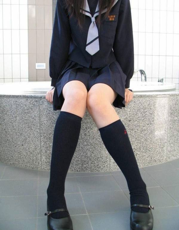 【街撮りJKエロ画像】制服美少女のミニスカの下半身に釘付け…生々しくて瑞々しい生足ｗｗｗ-10